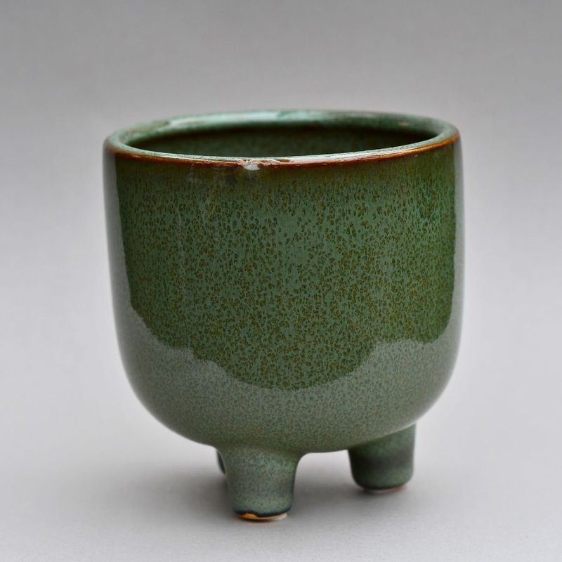 Cache-pot vert sur pied